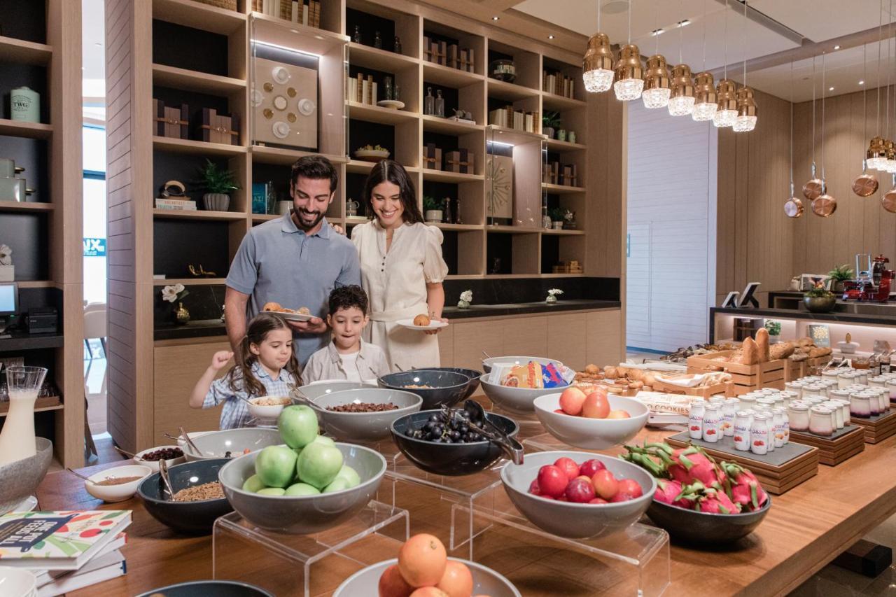 Address Beach Resort Dubai Exterior photo Family at the buffet